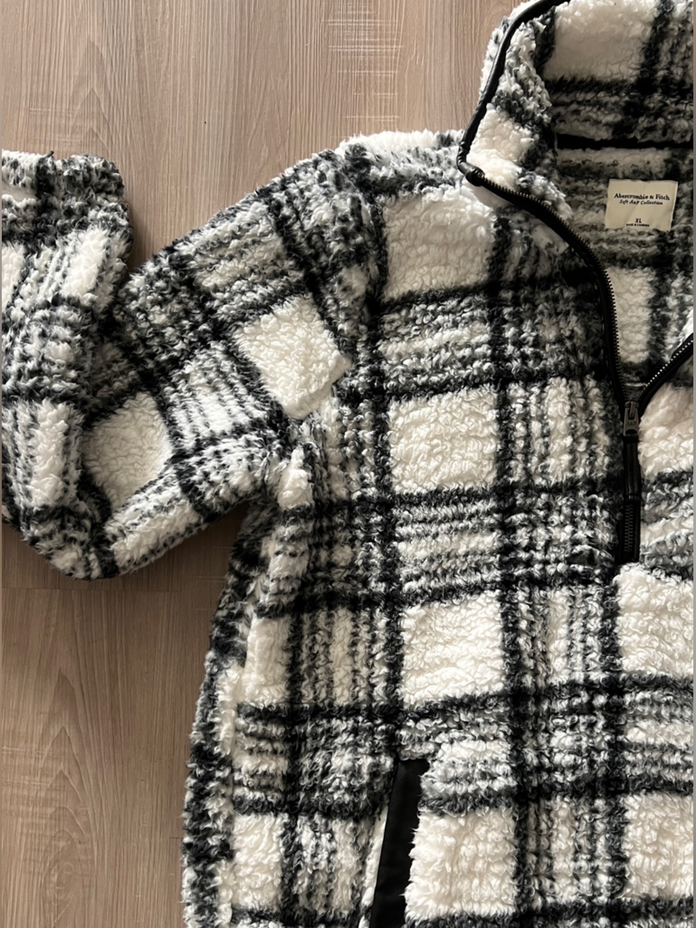 Abercrombie & Fitch unisex Black and White Plaid Sherpa Puffer Jacket